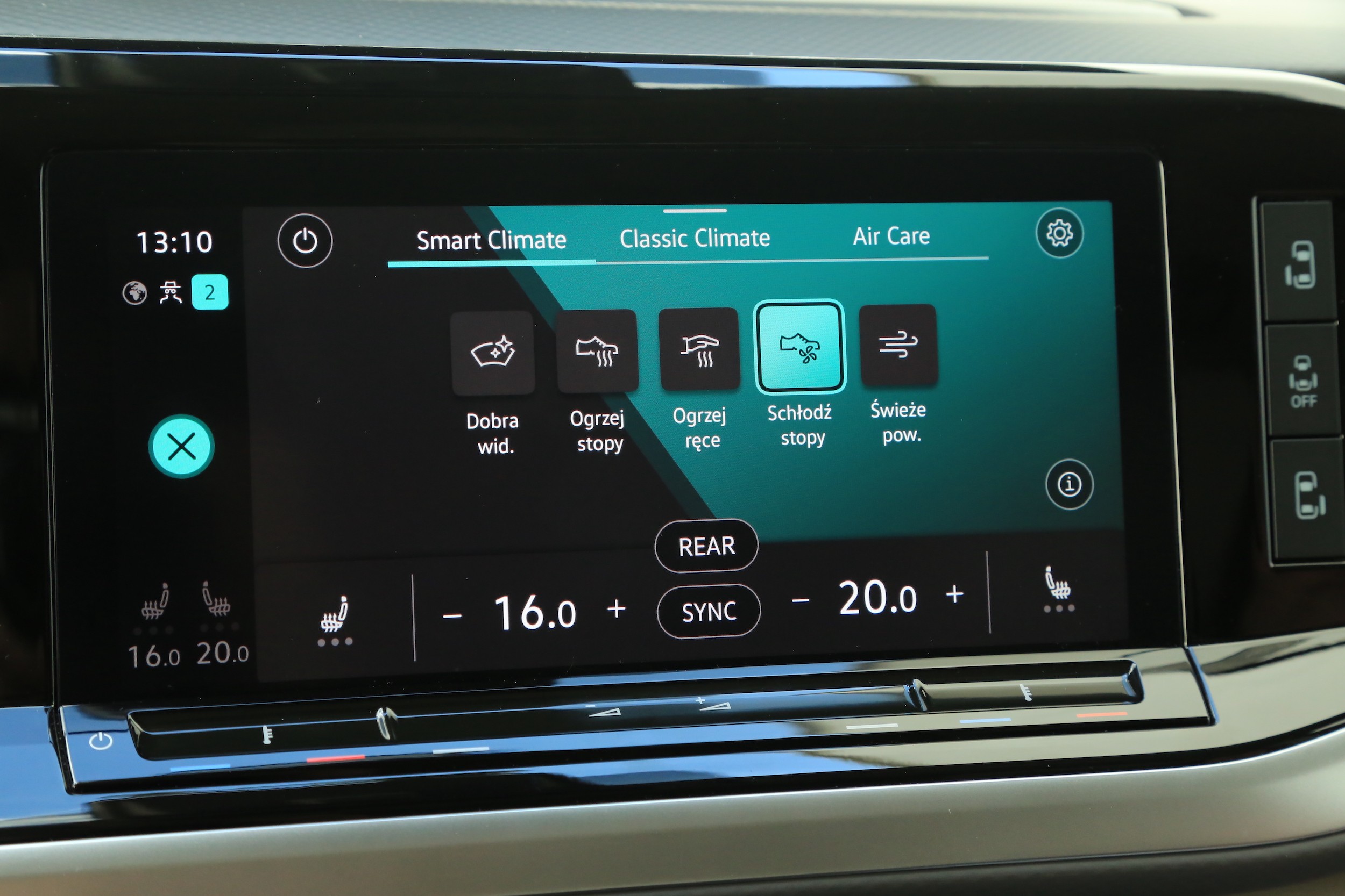 Panel klimy został zlikwidowany, nawiewem steruje się na głównym ekranie, temperaturą – na małych slajderach poniżej. Czy to wygodne? Absolutnie nie, ale trzeba przywyknąć, że zmiany w ustawieniach pochłaniają więcej uwagi.