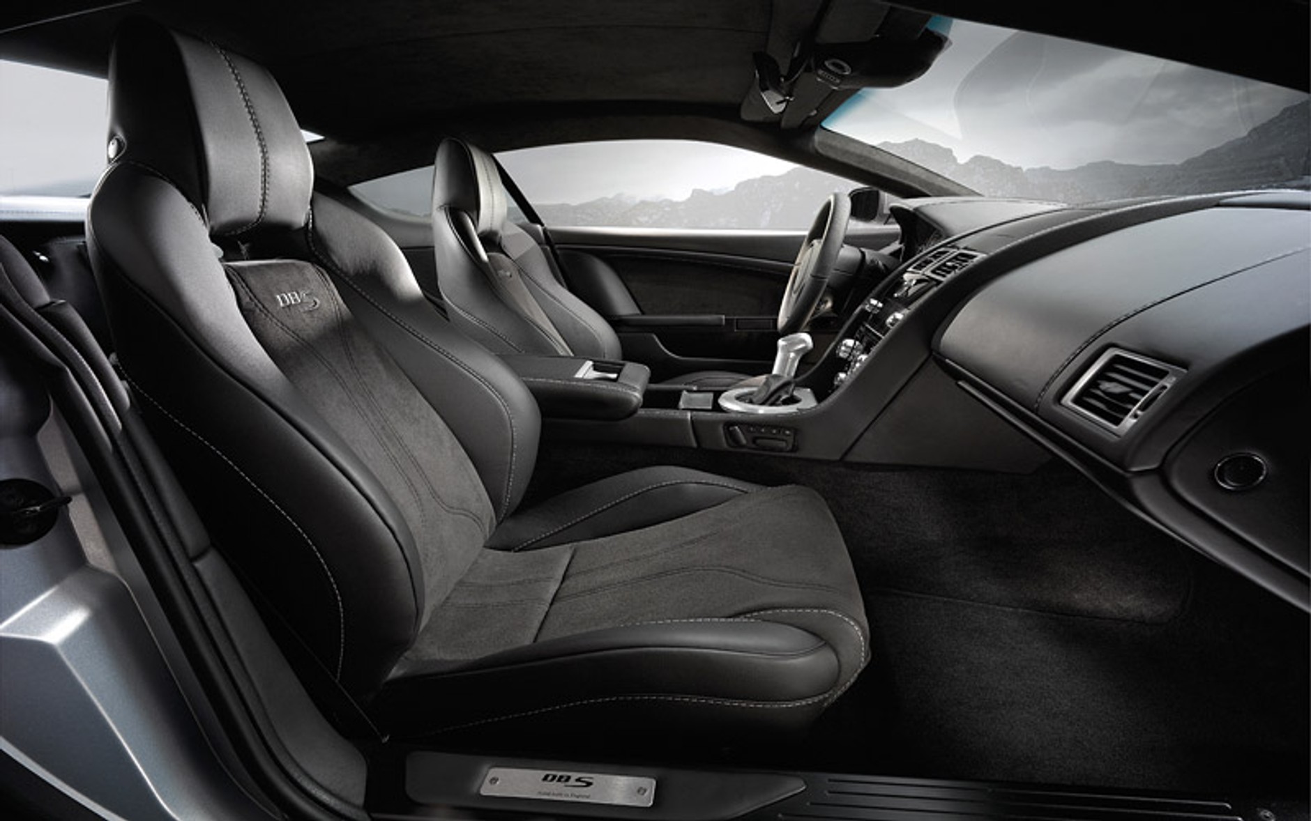 Nowy Aston Martin DBS w Pradze: oficjalne informacje i zdjęcia