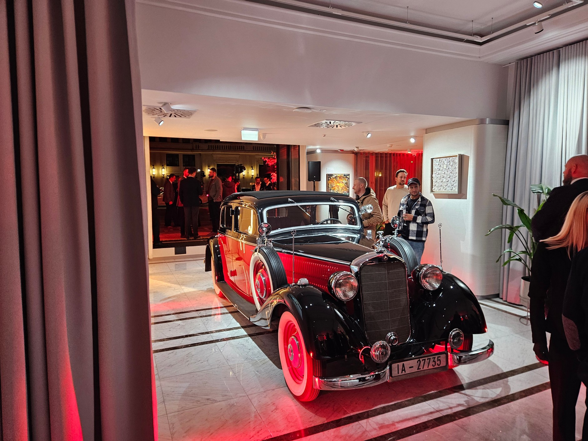 Mercedesy z konwoju „140 Years. 140 Places” w Polsce. W Warszawie na spotkanie z nowymi modelami przyjechali miłośnicy klasycznych Mercedesow. 