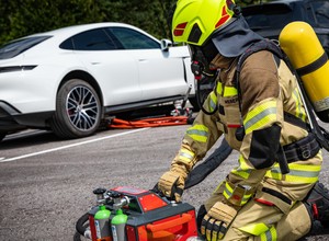 Jak ugasić palące się auto elektryczne? Nowe sposoby gaszenia akumulatorów