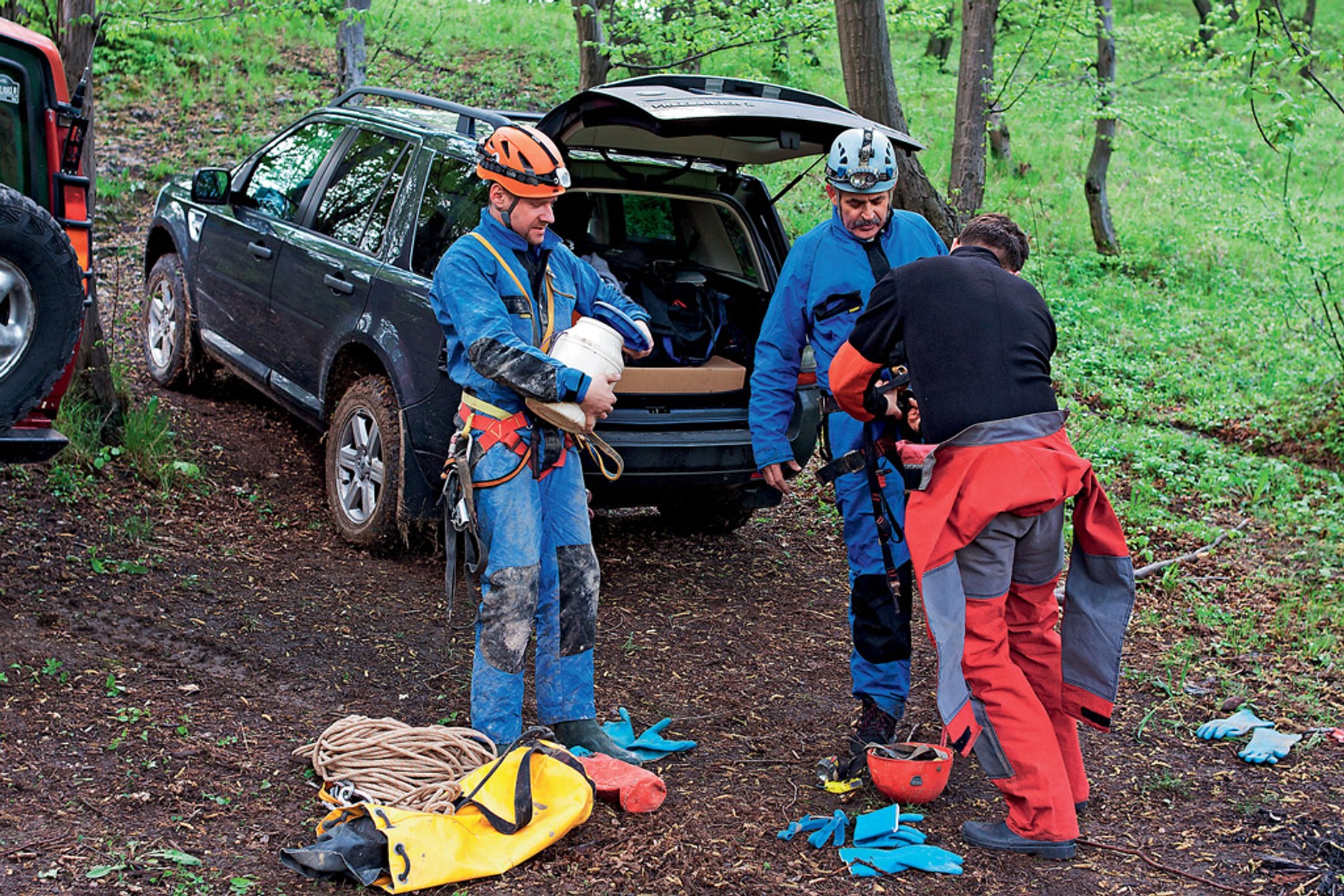 Zwiedzanie od jaskiń po szczyty
