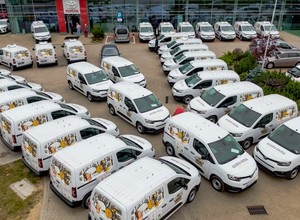 Nowa flota PROACE CITY z fabryczną zabudową izotermiczną. Toyota dostarczyła 40 dostawczych vanów firmie Kuchnia Vikinga