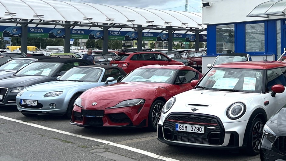Salon sprzedaży samochodów używanych AAA Auto w czeskiej Pradze w dzielnicy Dolni Chabry