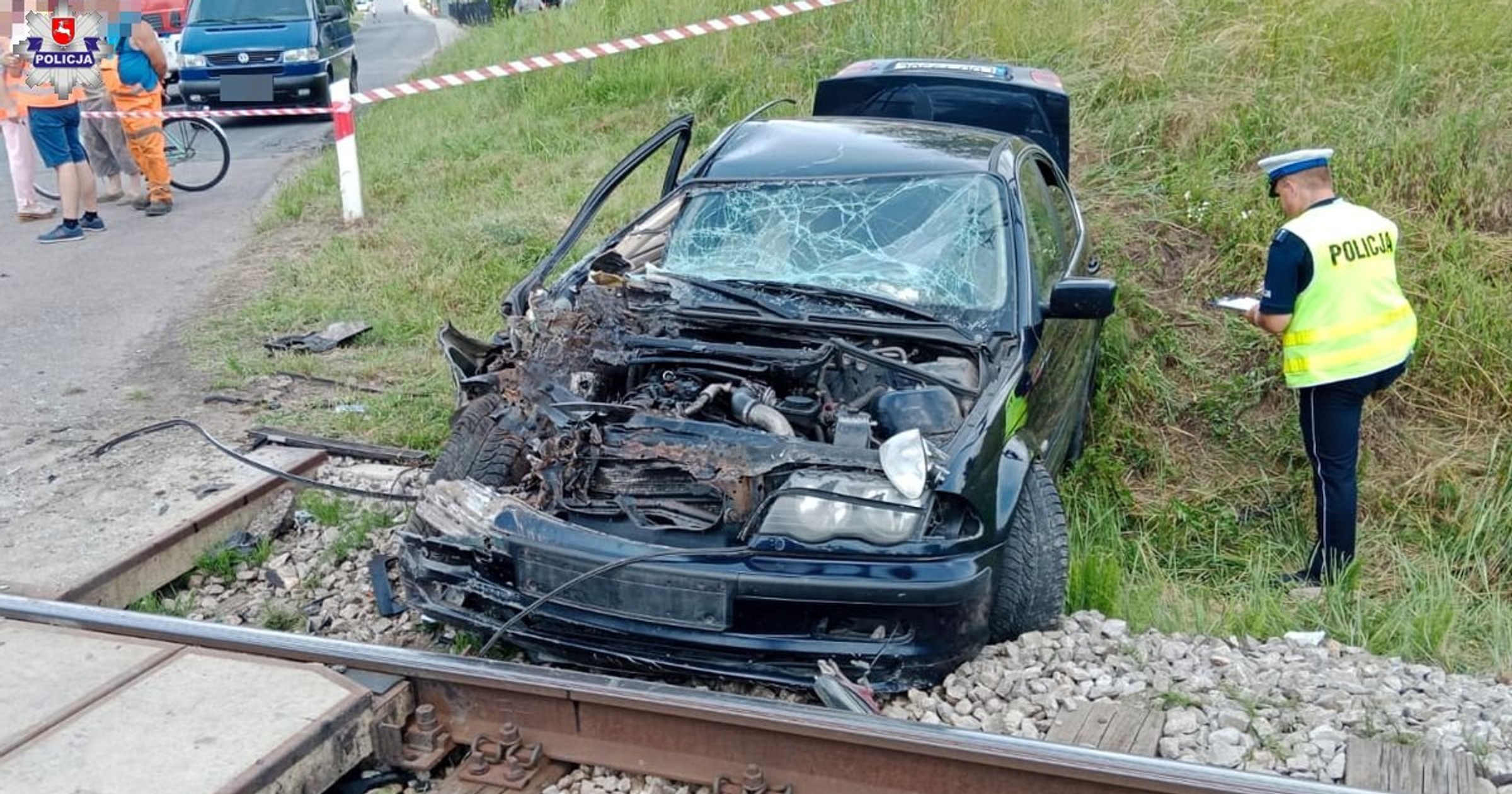 Samochód wjechał w pociąg; kierowca z pasażerką uciekli z miejsca zdarzenia