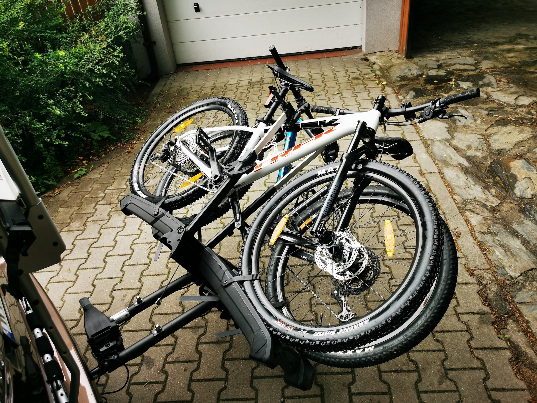 Głębokie odchylanie platformy rowerowej umożliwia dostęp do bagażnika samochodu z długą tylną klapą bez konieczności demontażu rowerów