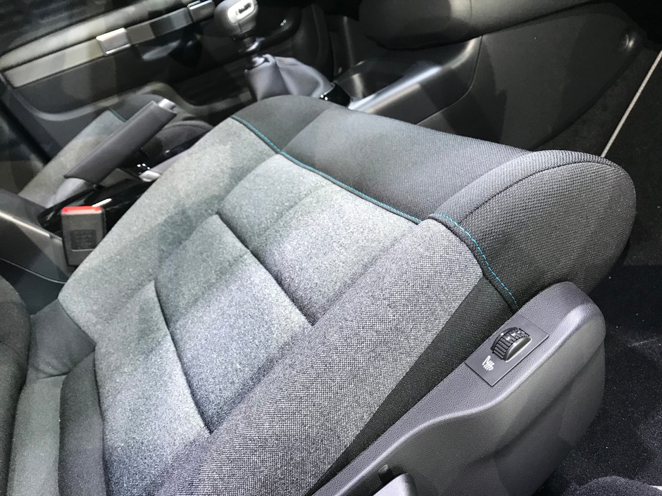Siedzisko jest wygodne. Czuć jednak przeszycia. Nie ma efektu zapadania się głęboko jak w starych Citroenach. Citroen C4 Cactus
