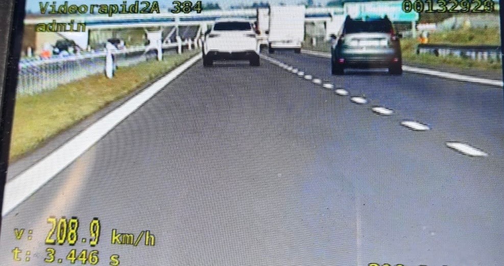 Kierujący mercedesem rozpędził się do niemal 209 km na godz.