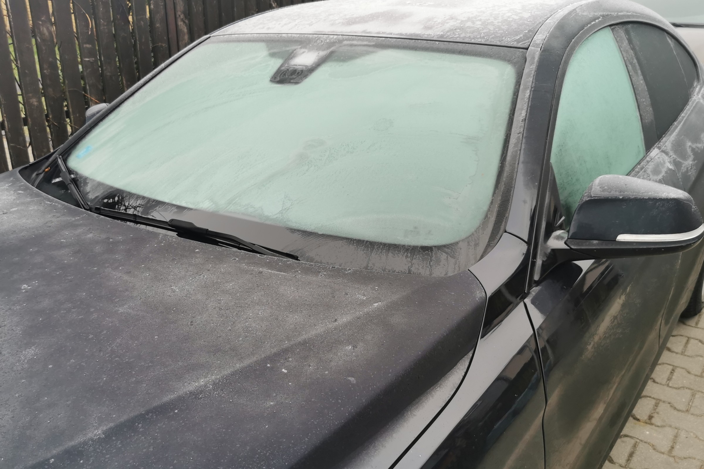 Ten tani kuchenny środek doskonale odmraża szyby i zapobiega zamarzaniu. Kierowcy go stosują, a potem żałują