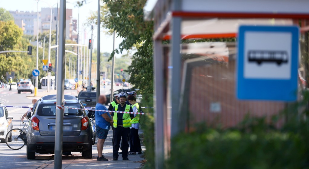 Samochód wjechał w przystanek na warszawskim Mokotowie. Dwie osoby nie żyją