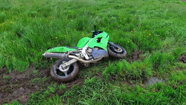Pościg za pijanym motocyklistą. Na koniec policjant dogonił go na rowerze