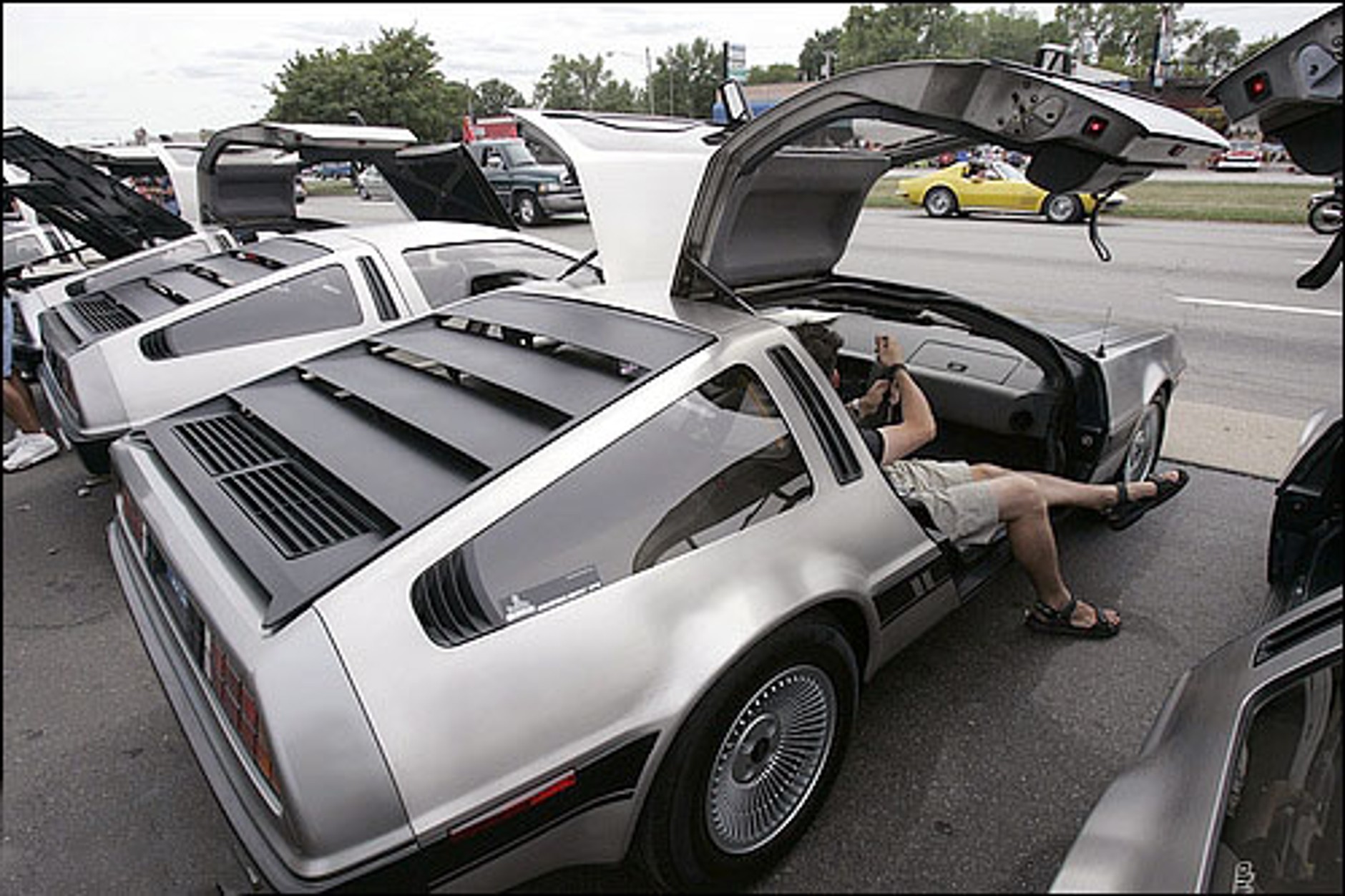 DeLorean DMC-12 powróci do przyszłości (+ wideo)