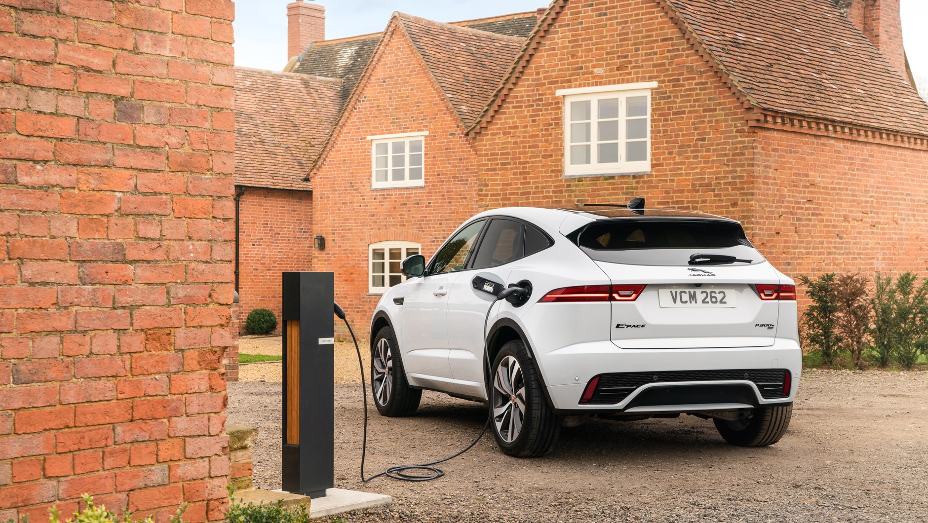 Jaguar E-Pace 2022 - mieszkając poza miastem można pomyśleć o fotowoltaice.