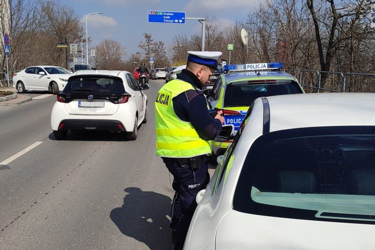 Mandat za oblewanie samochodu. W Lany Poniedziałek policjanci nie odpuszczą