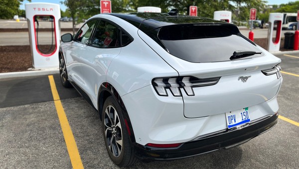 Kierowcy Fordów skorzystają z Superchargerów Tesli. Jak będzie w Europie?