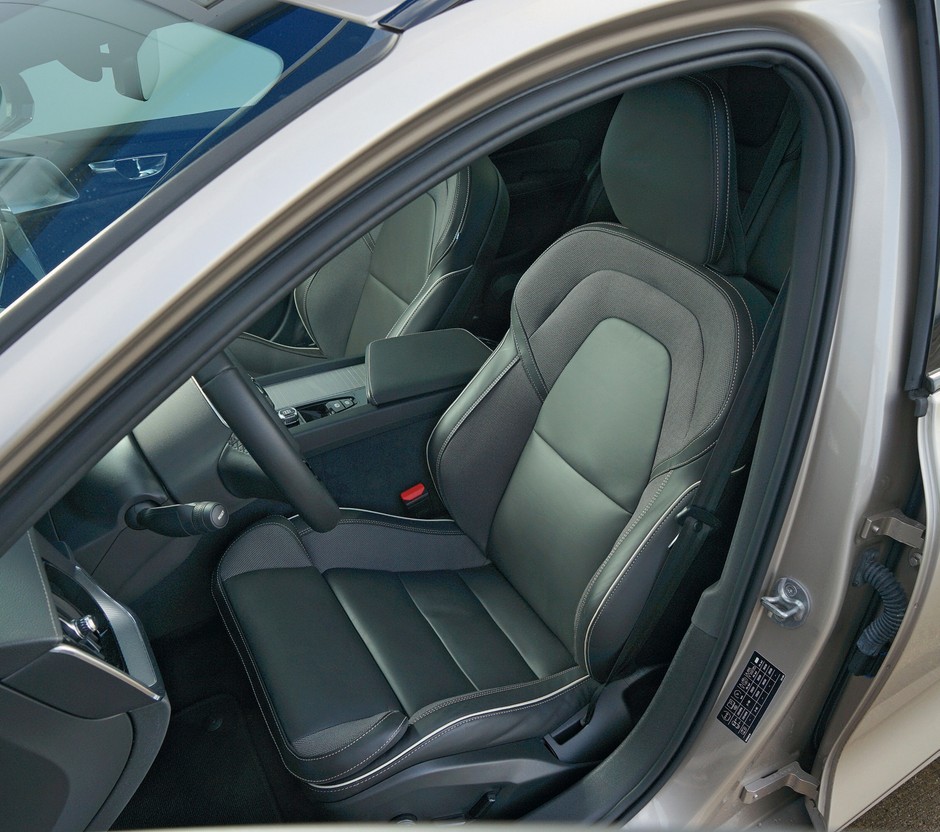 Volvo V60 2022 - ciasno skrojone, ale wygodne przednie fotele.