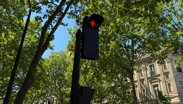 Sygnalizacja świetlna ze świecącym plusem we Francji