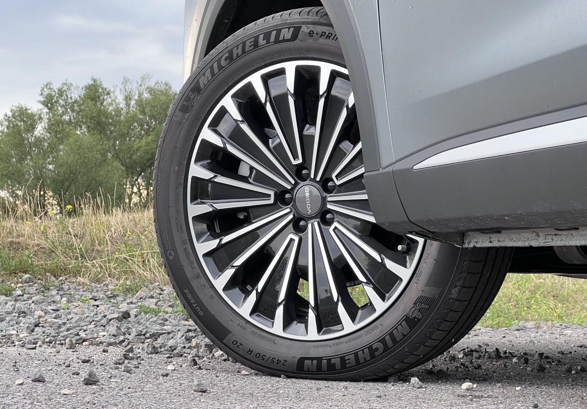 Omoda 9 Super Hybrid ma opony "z tych droższych"