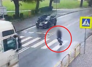 Pieszy musiał uciekać z pasów. Kierowca tira słono za to zapłacił [WIDEO]