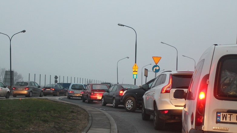 Ile tracimy w korkach? Całe urlopy!