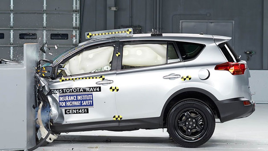 Toyota RAV-4 w teście zderzeniowym IIHS