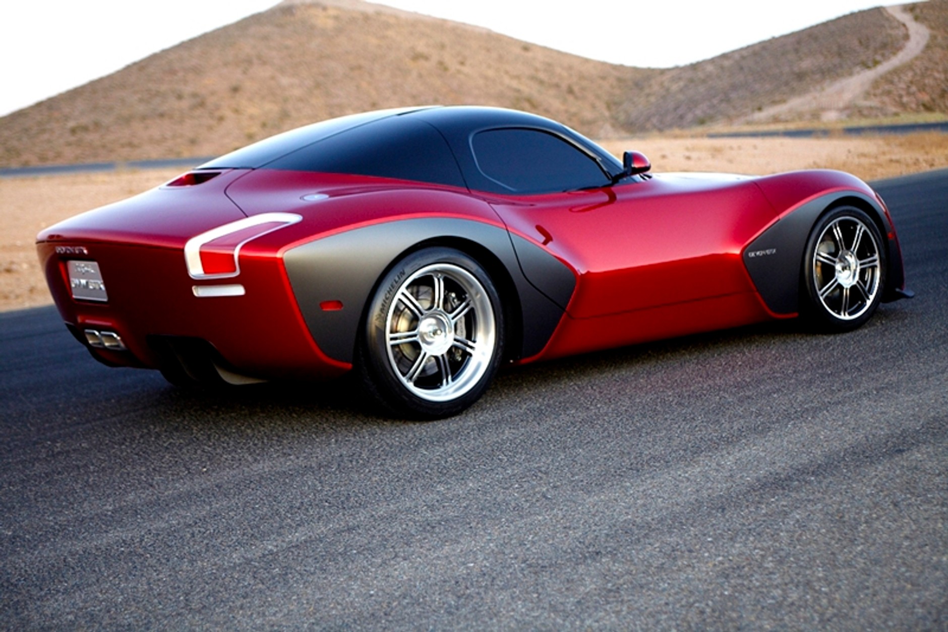 Kim jest ta kobieta? I co to za auto?