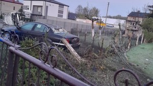 Straciła panowanie nad sportowym Mercedesem. Bardzo duże zniszczenia