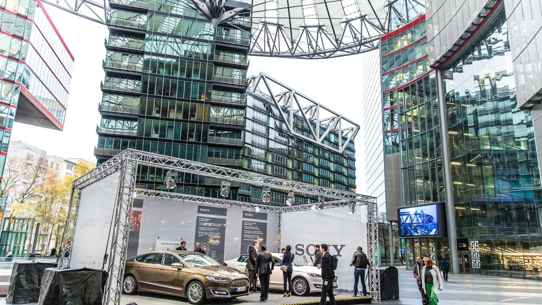 Ford Mondeo Vignale z systemem Sony: pokaz w Berlinie. Wersja seryjna i prototyp.