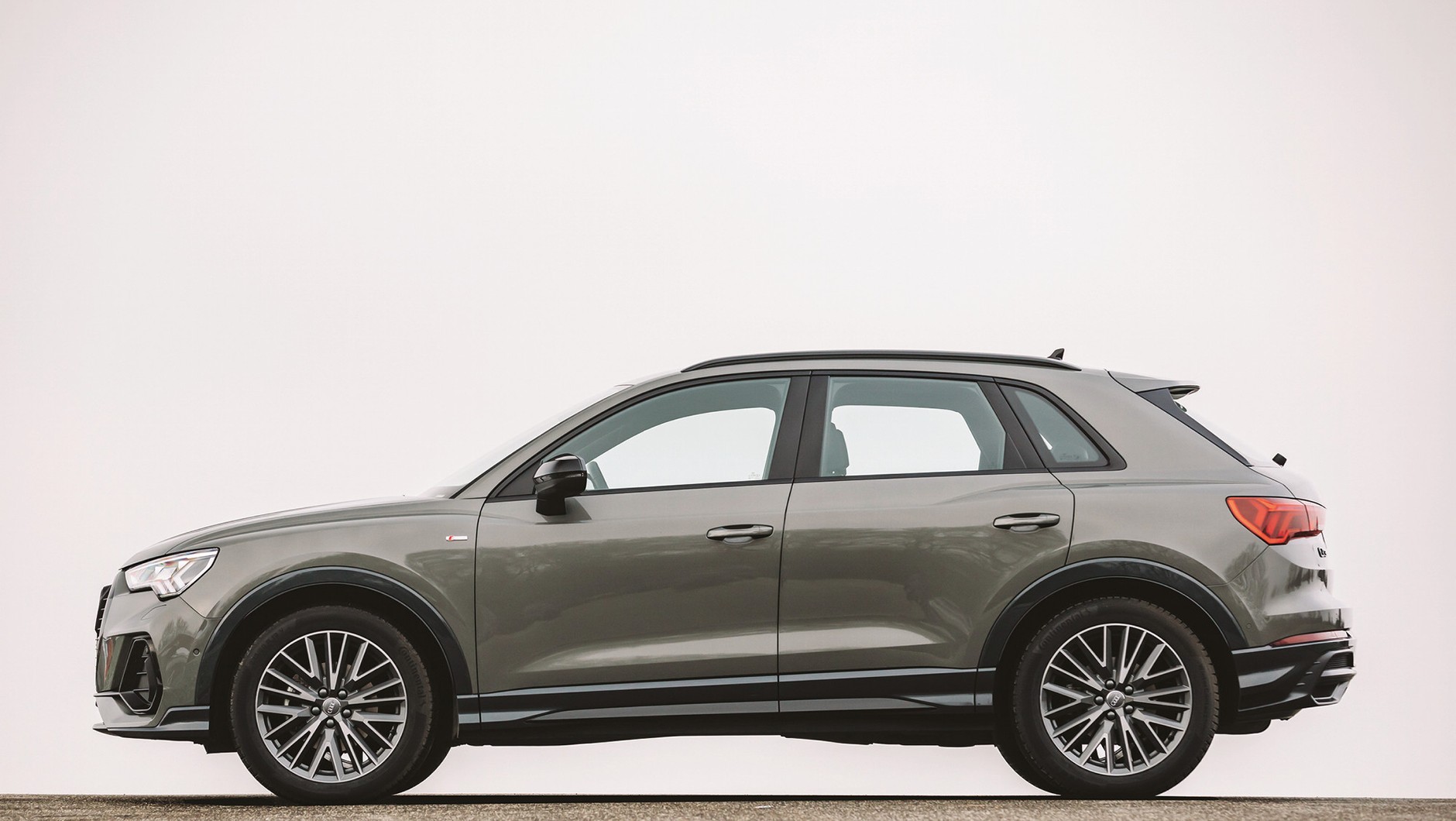 Audi Q3: to będzie już druga generacja SUV-a, który wystartował w 2011 roku. Nowy model, o długości ok. 4,5 m, wejdzie do sprzedaży pod koniec br. Silniki benzynowe o mocy od 150 do 400 KM, ceny od 138 800 zł.