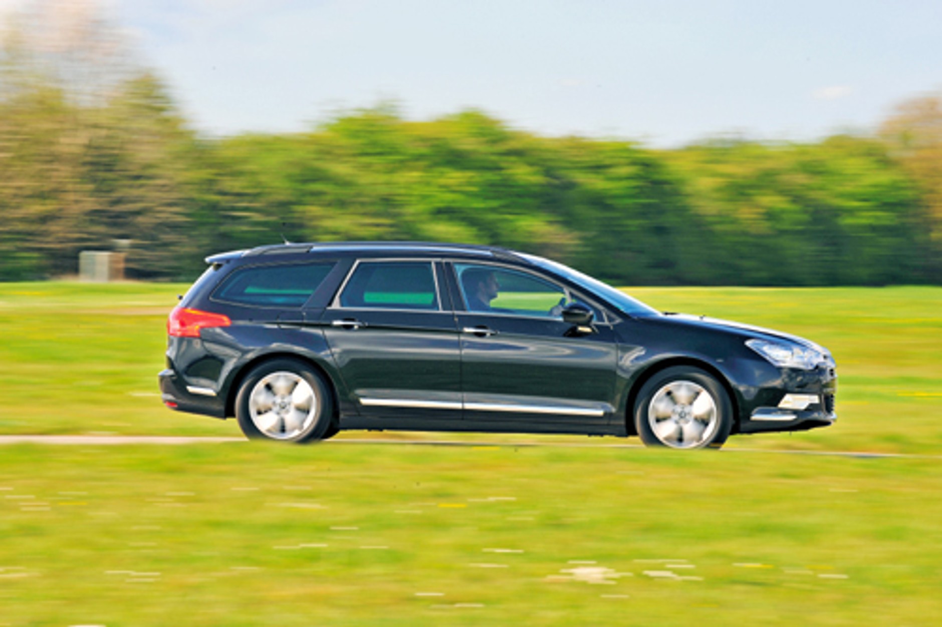 Volkswagen Passat kontra Renault Laguna, Ford Mondeo i Citroen C5 - Nowe turbo kombi na wakacje