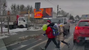 O włos od tragedii. Dzieci prawie potrącone na przejściu dla pieszych [Nagranie]