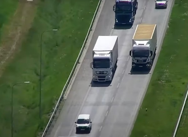 Kontrola z drona pokazała, że wielu ciężarówek nadal za nic ma zakaz wyprzedzania [WIDEO]