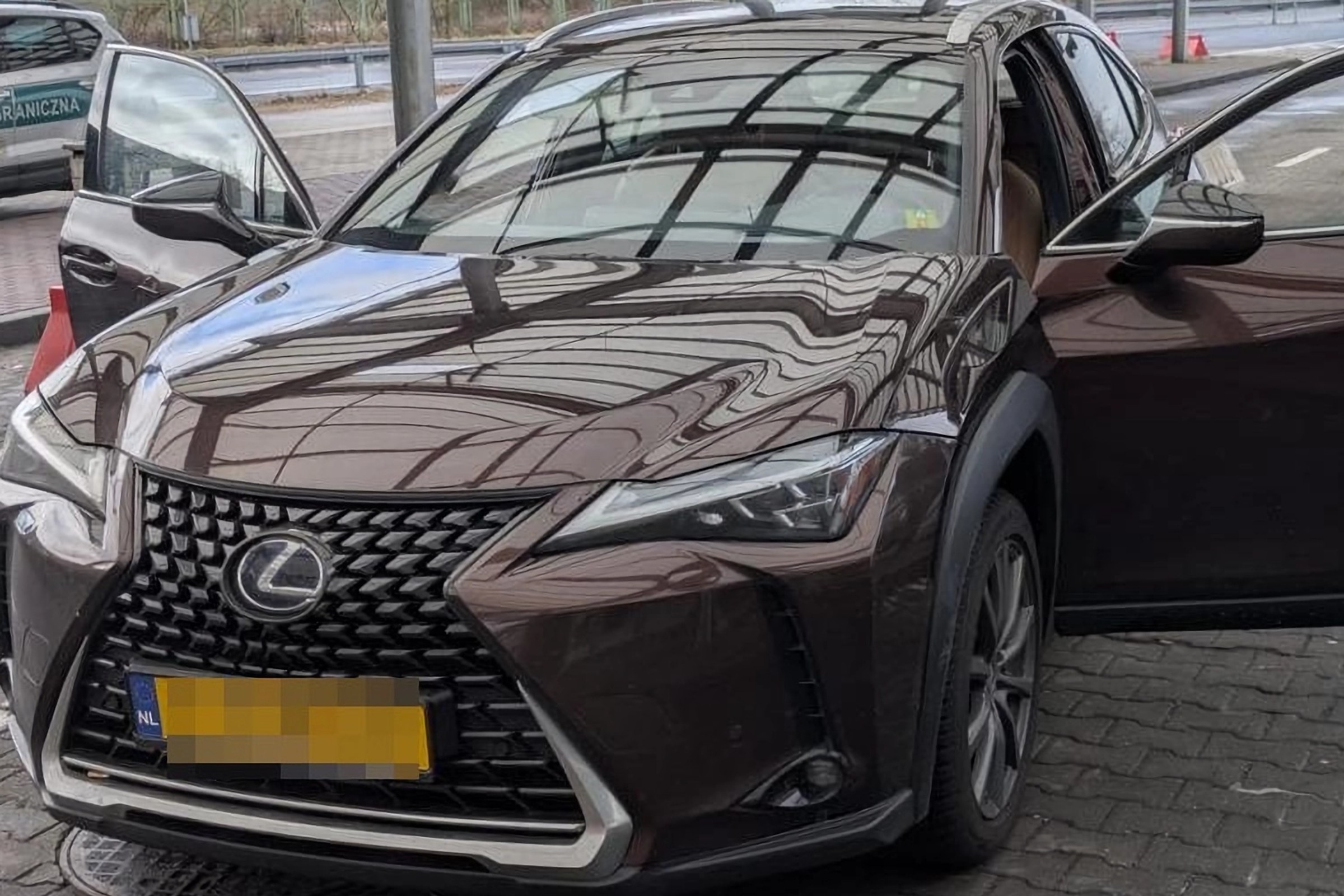 Straż Graniczna odzyskała Lexusa, zanim trafił do bazy skradzionych pojazdów