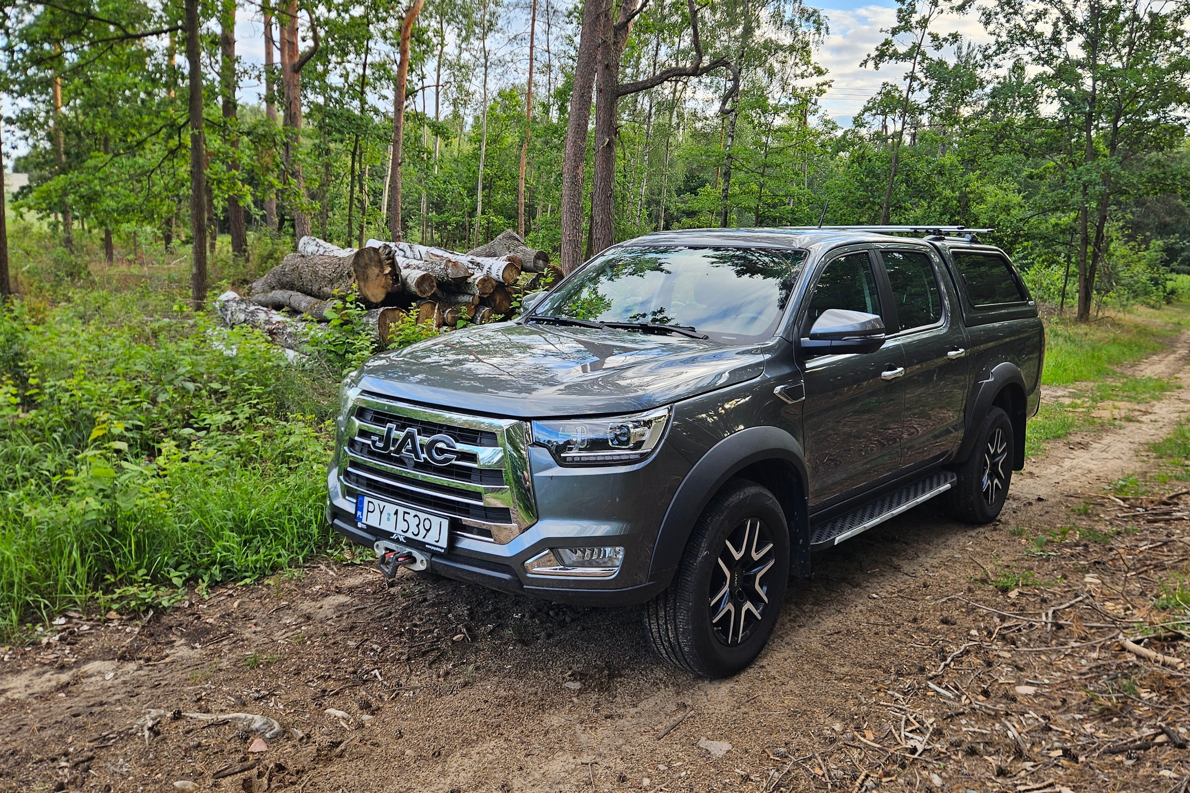 Złośliwi mówią, iż to Ranger z Temu. Tak jeździ JAC T8 Pro, czyli pickup za stówkę