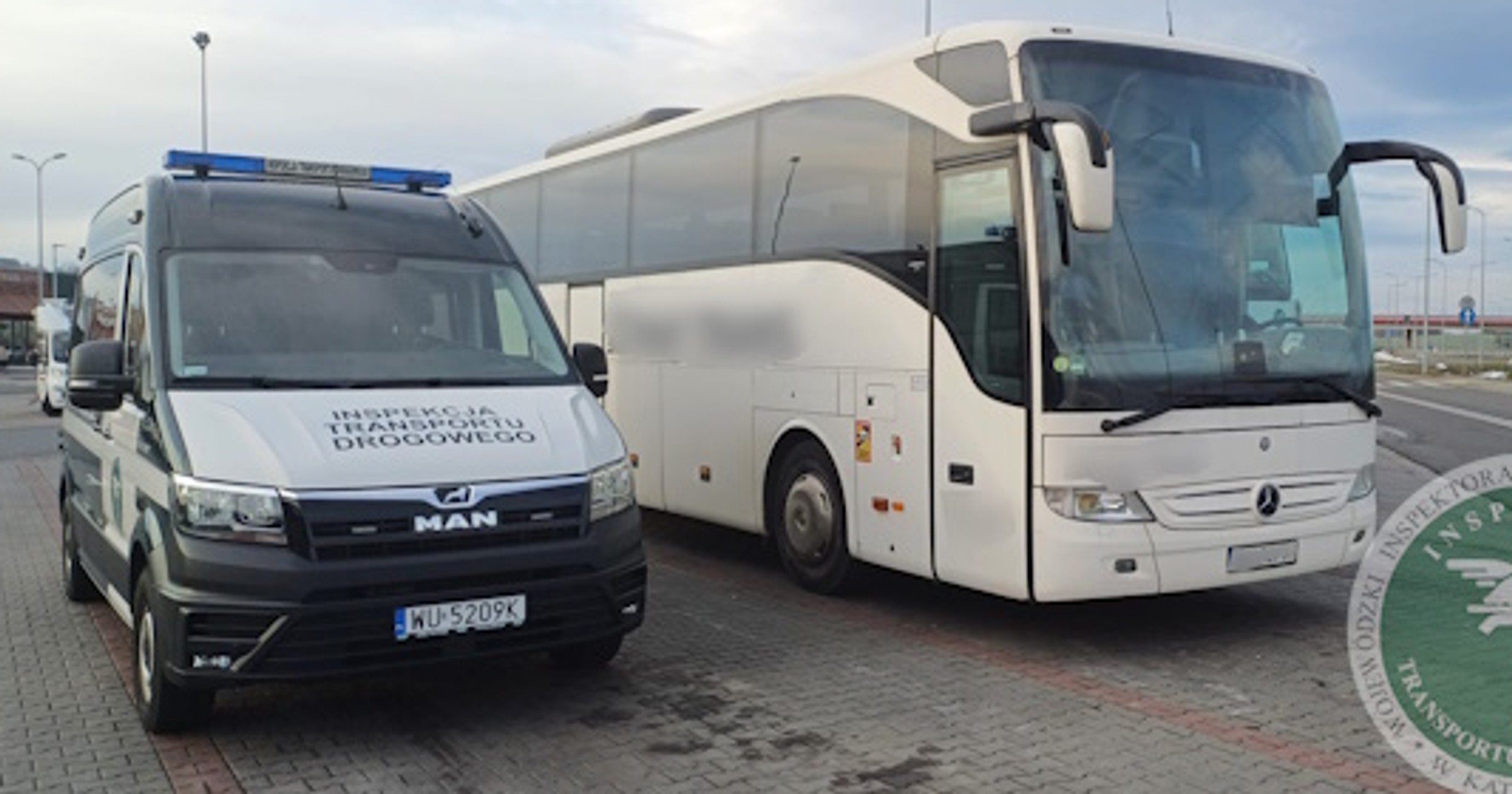 Kierowca autokaru ukrył się wśród pasażerów