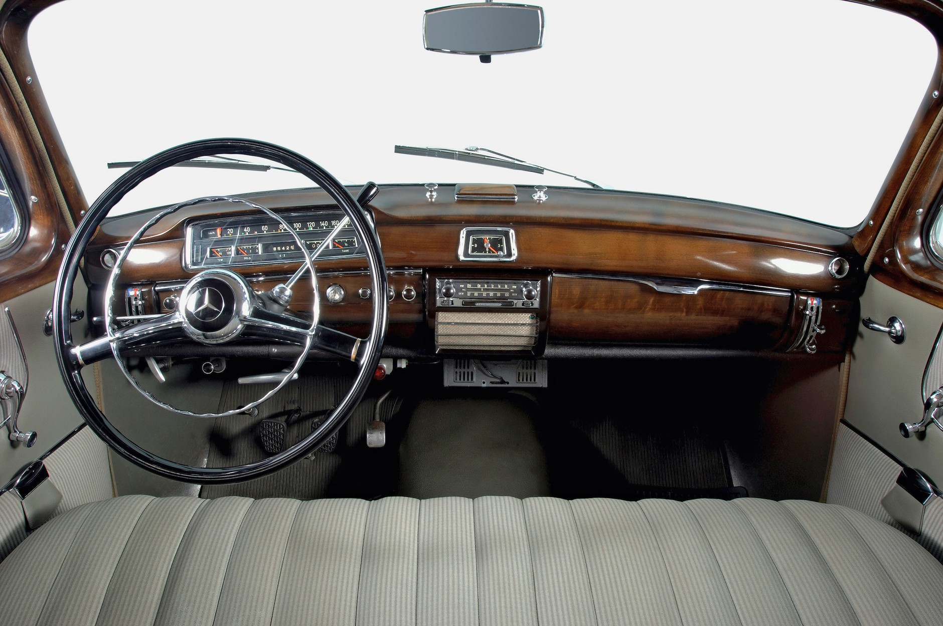 Mercedes-Benz 220 S "Ponton"