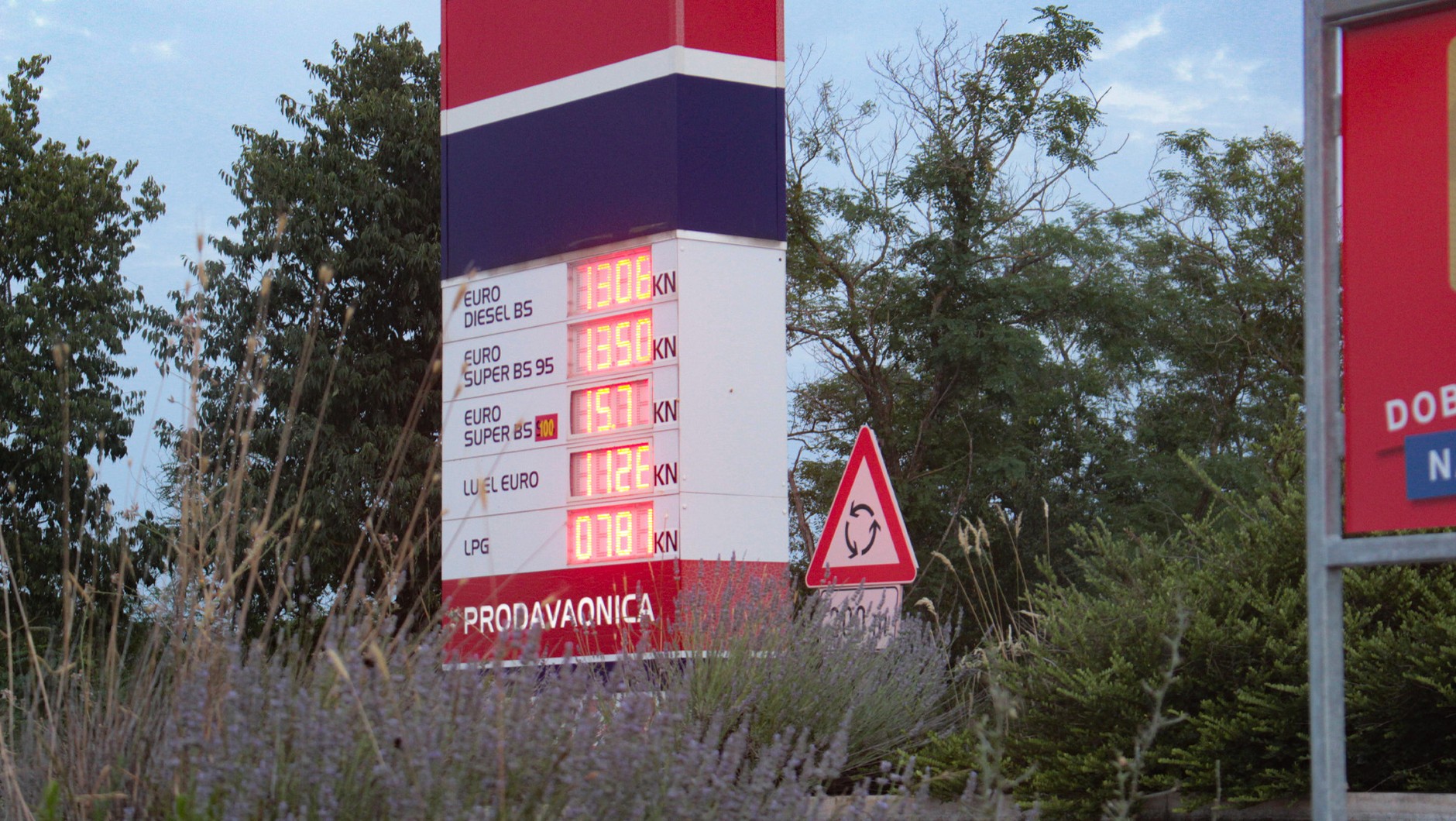 Gdzie najlepiej tankować? W którym kraju? Na razie rzeczywiście najtaniej jest w Polsce, ale różnice nie są duże.