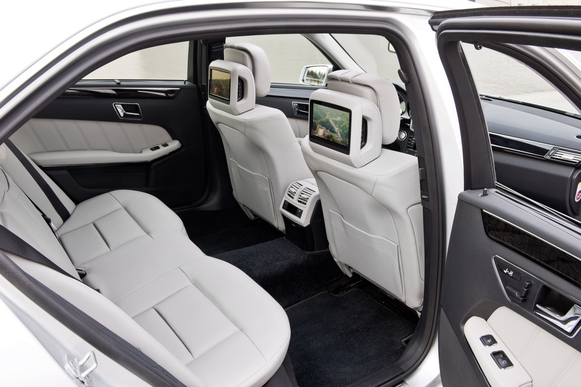 Pekin 2010: Mercedes-Benz E-Klasa LWB dla biznesmena