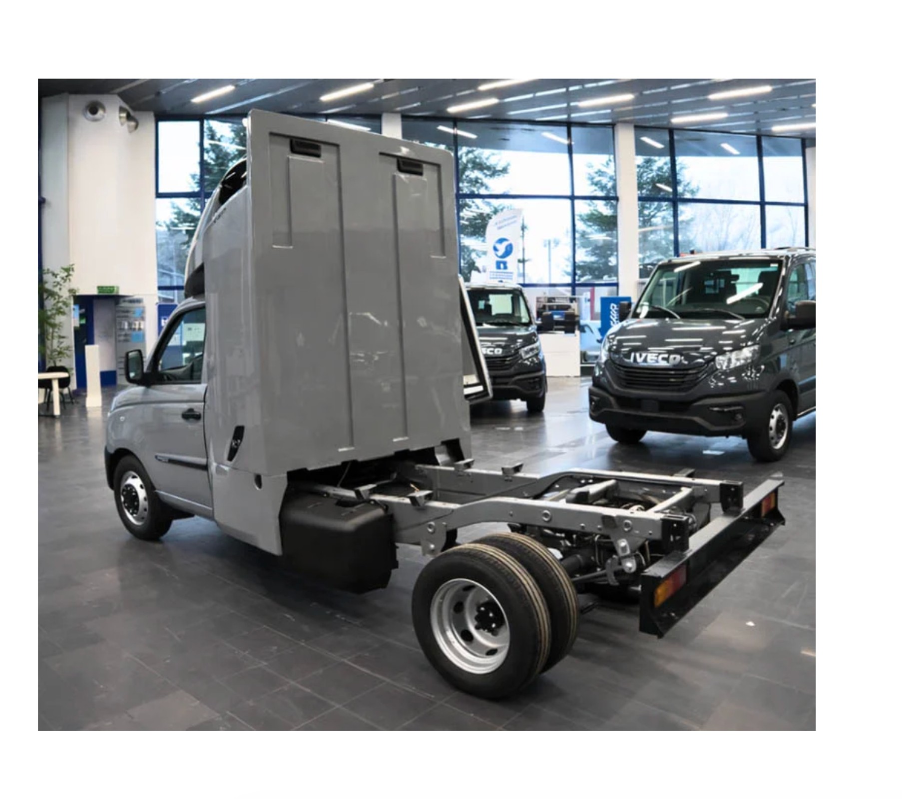 Z daleka Piaggio Porter w wersji do transportu międzynarodowego wygląda prawie jak TIR. Z bliska – bardziej jak zabawka. Ale ładowność, jak na gabaryty i masę własną, ma imponującą. 