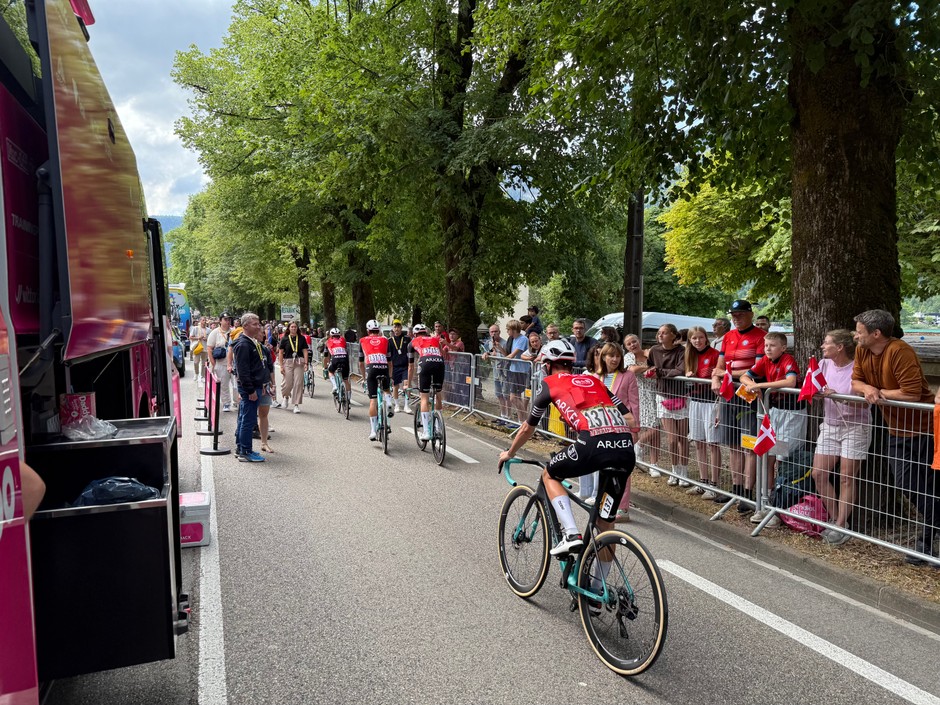 TdF – strefa zawodników i ich ekip przed startem