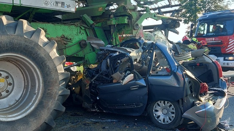 Kierowca auta osobowego wjechał pod kombajn