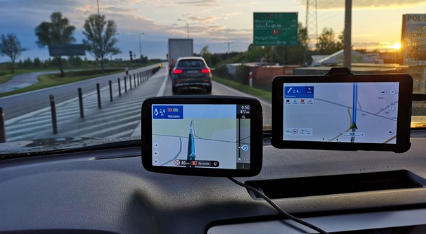 Tablet czy tradycyjna nawigacja? Navitel kontra TomTom