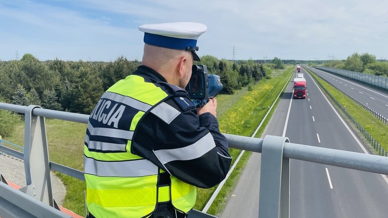 Policyjna kontrola zachowania wymaganego odstępu między pojazdami na autostradzie i drodze ekspresowej