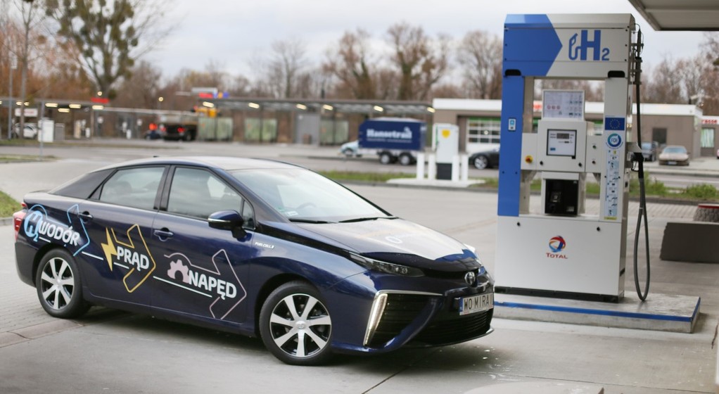 Czy auta na wodór zastąpią elektryczne? Rząd wspiera budowę stacji wodorowych i punktów ładowania prądem
