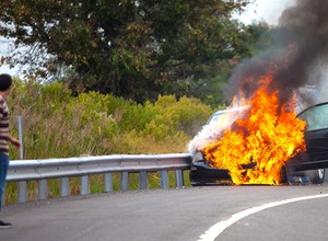 Płonący samochód nie tak łatwo ugasić. Zobacz interwencję straży na A4