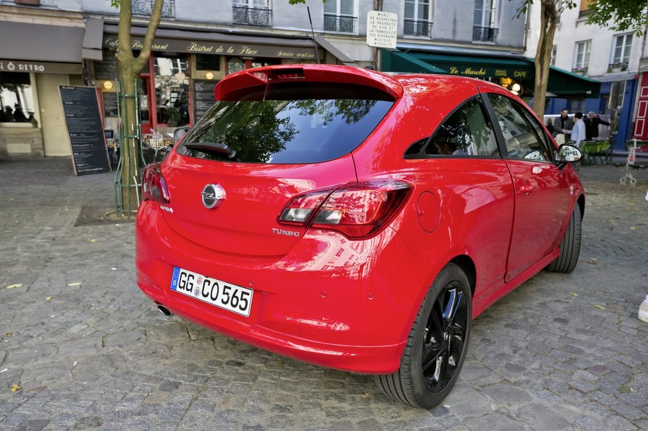 Opel Corsa z Claudią Schiffer w Paryżu