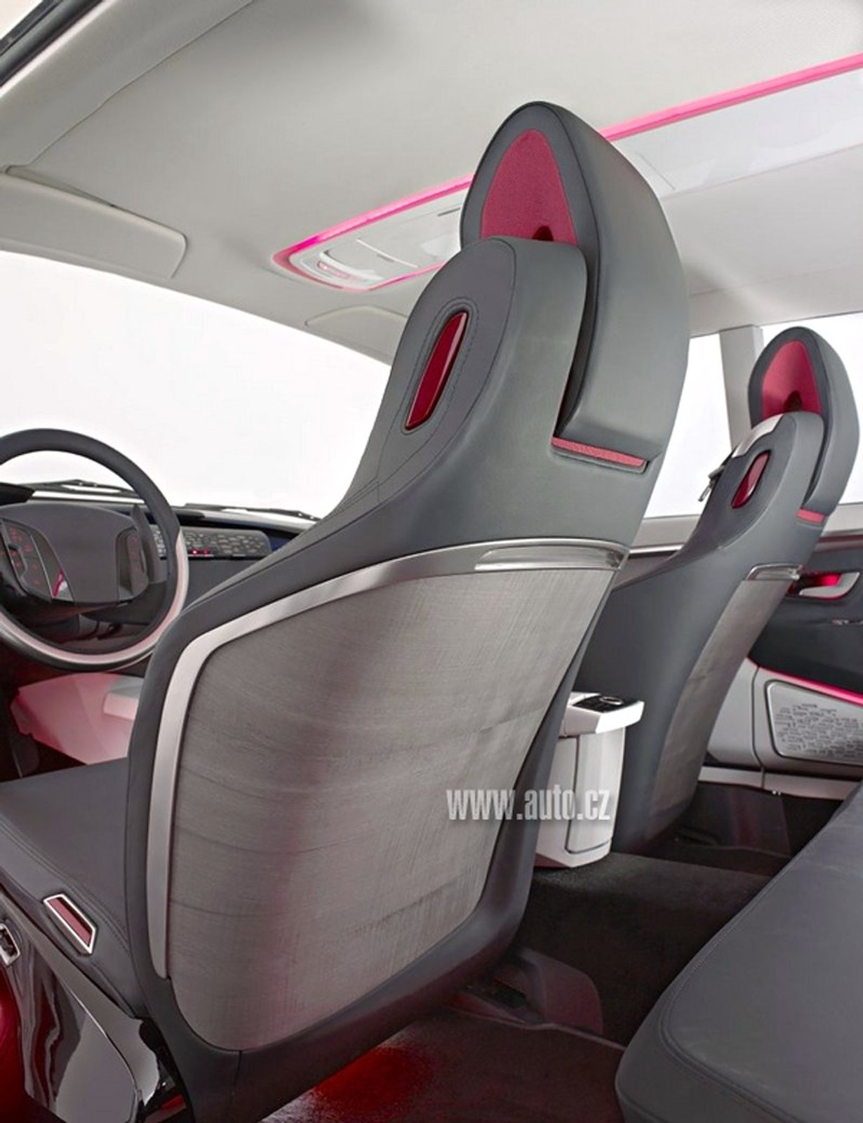 LA Auto Show 2007: Tatra 603 – czeska legenda w podaniu firmy Faurecia