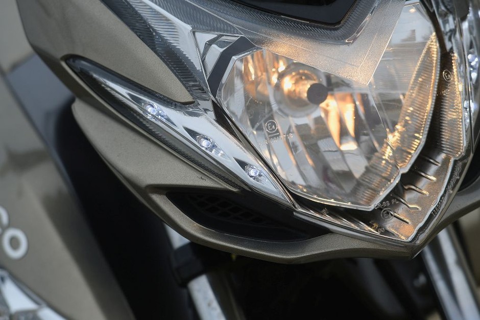 Trzon stylistyczny przodu: trójkątny reflektor z "obrysówkami" LED