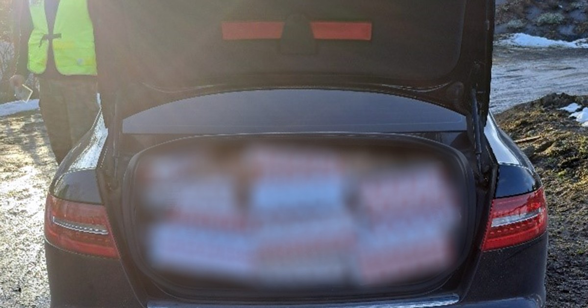 Auto było wypełnione po sufit nielegalnymi papierosami