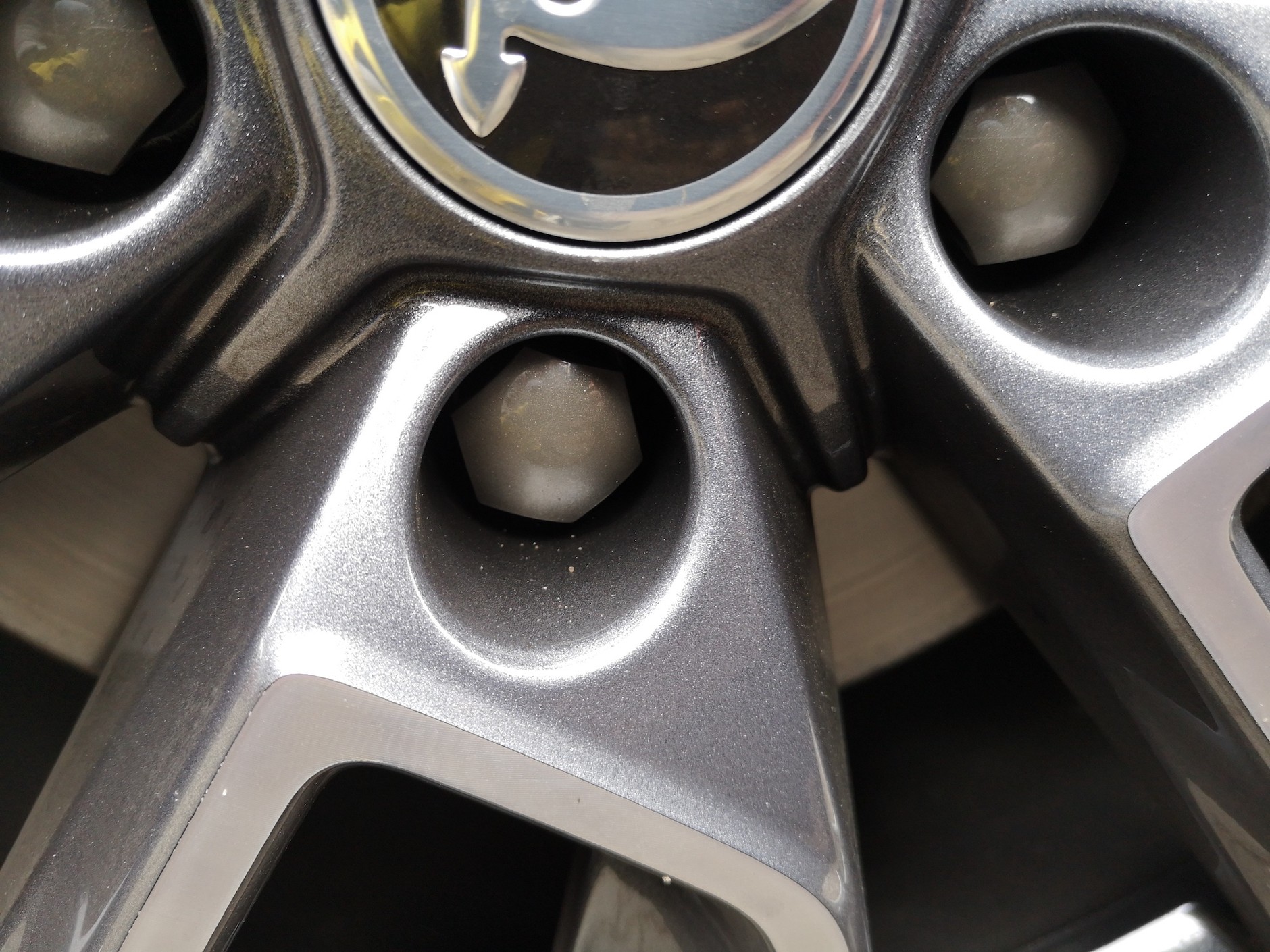 Nakładki na śruby: to tylko plastik