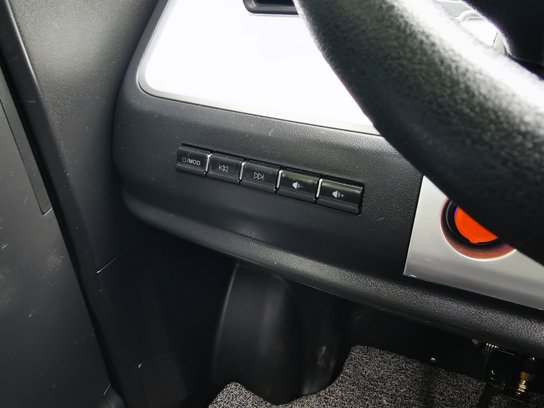 Futuri 4: przyciski do obsługi radia, które działa... umiarkowanie